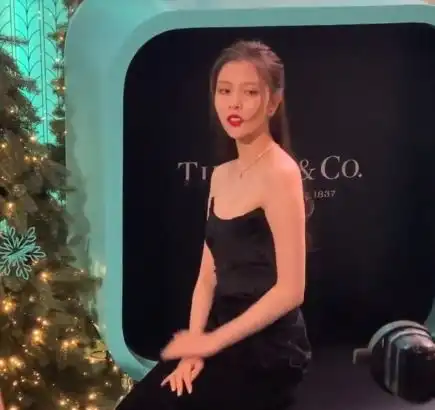 宋妍霏究竟有多瘦,眼看是单人座椅,却被她坐出双人床的感觉