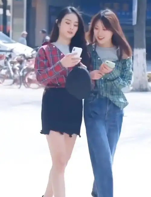 红配绿闺蜜街拍你裤我裙但腰线一样,不互抢风头,真闺蜜无疑