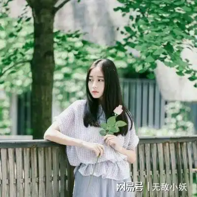 她高二的时候,校内外两个大哥为了她约架,后来她退学了,现在..