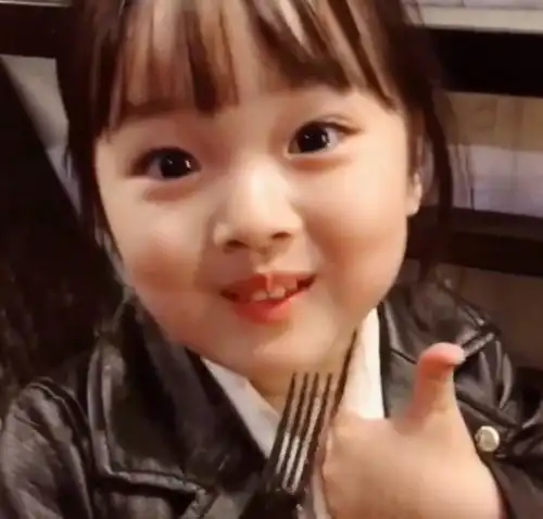 表情包女孩权律二近照曝光,被全网禁止整容,却逃不过掉牙魔咒