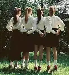 换掉散在脸后的那张黑色幕布是时候扎起清纯干净充满校园既视感的小马尾了