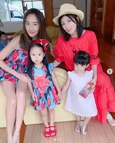 贾静雯与闺蜜聚餐,一人带两娃妈妈力十足,咘咘紧牵妹妹波妞小手