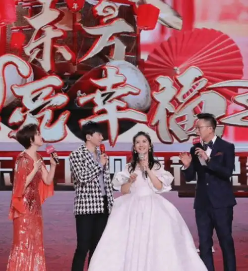 谢娜出现高端私立医院,双胞胎女儿似复制粘贴,车内喂糖超有爱