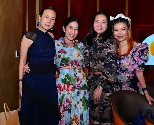 56岁泰国华裔富婆参加阔太太聚会她穿蓝裙好少女,闺蜜们好贵气