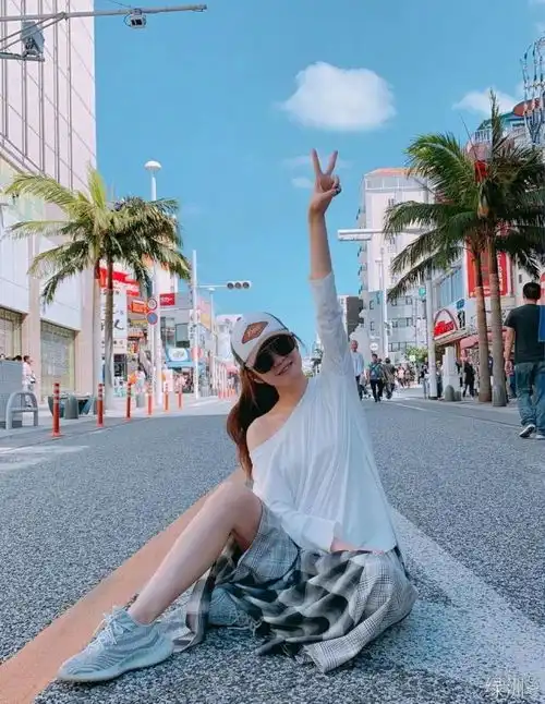 安以轩挺孕肚为1岁儿子庆生,一家三口穿亲子装,豪华派对太高调