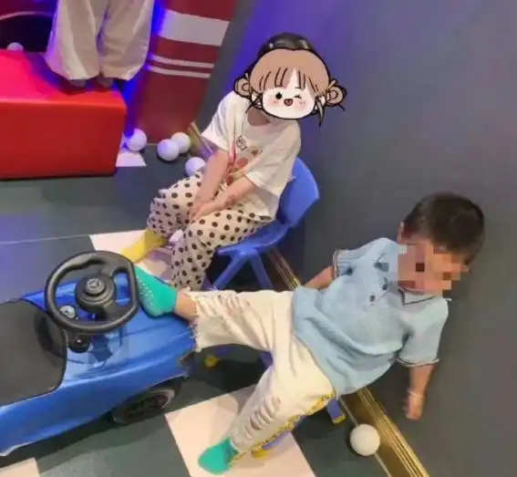 郭碧婷撇下向佐陪向太逛街,两娃不哭不闹很乖巧,婆媳关系似姐妹