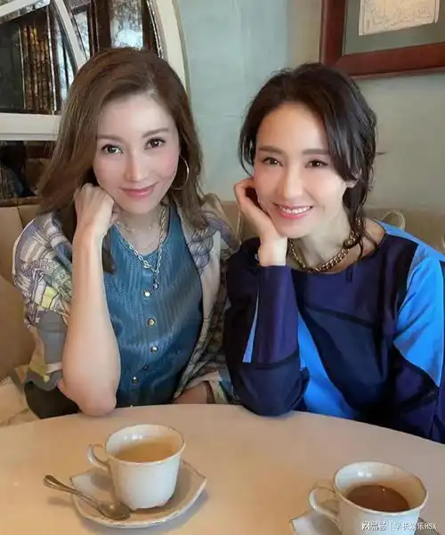 黎姿连环庆生独缺闺密李嘉欣与腾讯总裁夫人脸颊比心秀新闺蜜情