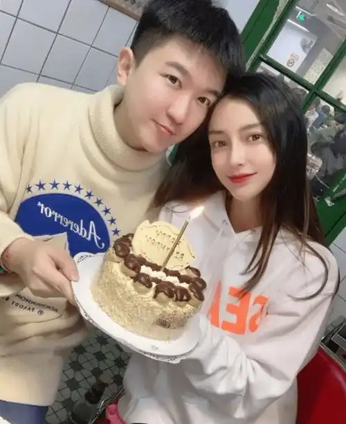 张大大晒与baby杨幂同框照,三人盛装出席活动,例行合影闺蜜情深