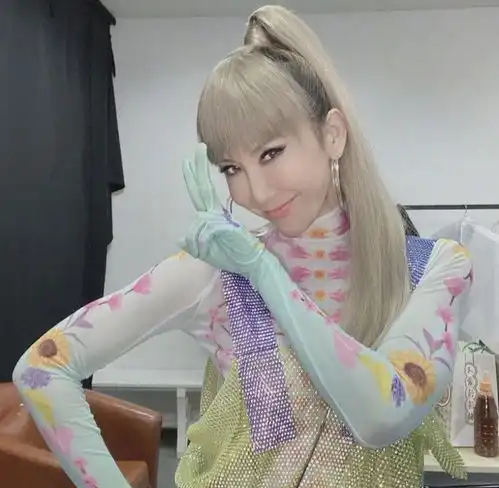 李玟三姐妹为妈妈庆生,年轻时是北大校花,一人独立养大三个女儿
