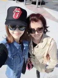 唐嫣母亲节晒私密照母女二人亲密闺蜜状