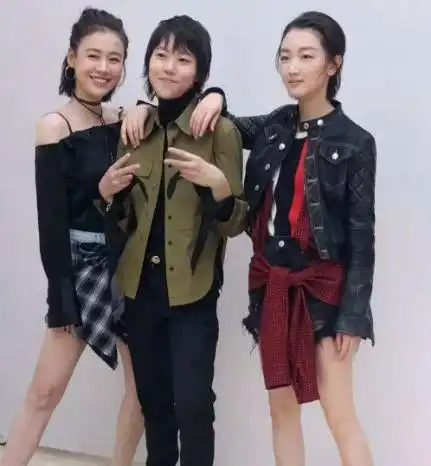 同是王菲女儿,窦靖童骑电车吃大排档,李嫣逛街2小时消费10万