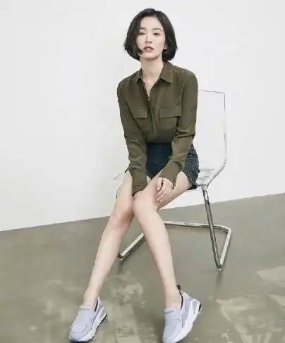 有种离婚快乐叫宋仲基,与女闺蜜户外骑单车,看起来真开心