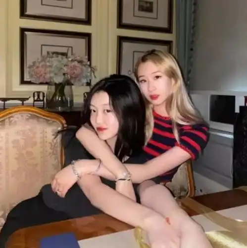 汪峰王菲女儿罕同框小苹果坐前排c位旁,李嫣却站后努力凹造型
