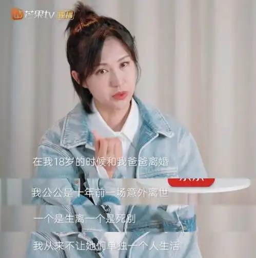 陆毅鲍蕾穿情侣装陪女儿去影棚,贝儿五官秀气,母女一样高像闺蜜