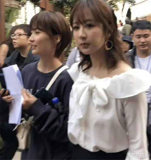 千玺的助理,杨紫的助理,沈月的助理,看到王俊凯的助理差点儿认错人